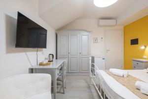 TV a/nebo společenská místnost v ubytování Sa Domu Colorada- Eleganza e comfort nel centro di Villasimius