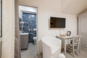 TV a/nebo společenská místnost v ubytování Sa Domu Colorada- Eleganza e comfort nel centro di Villasimius