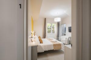 Postel nebo postele na pokoji v ubytování Sa Domu Colorada- Eleganza e comfort nel centro di Villasimius