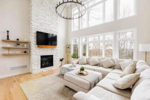 Lake of BaysShooting Star Lodge BBQ Firepit SPA Relax的带白色沙发和壁炉的客厅