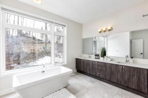 Lake of BaysShooting Star Lodge BBQ Firepit SPA Relax的带浴缸和大窗户的浴室 更多31张照片