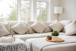 Lake of BaysShooting Star Lodge BBQ Firepit SPA Relax的客厅配有带枕头的白色沙发