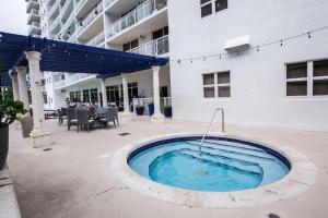 una vasca idromassaggio nel cortile di un edificio di SPECTACULAR apt Brickell Miami FREE PARKING a Miami Altre 5 foto