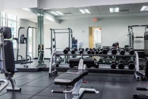 una palestra con molte attrezzature in una stanza di SPECTACULAR apt Brickell Miami FREE PARKING a Miami