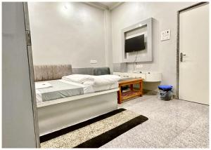 Postel nebo postele na pokoji v ubytování Hotel PRAKASH GUEST HOUSE ! Varanasi - Providing Air conditioned Hotel and Well Decorated Rooms with Wi-Fi Facility - Near Kashi Vishwanath Temple Varanasi - BEST HOTEL IN VARANASI