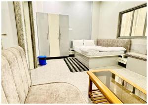 Postel nebo postele na pokoji v ubytování Hotel PRAKASH GUEST HOUSE ! Varanasi - Providing Air conditioned Hotel and Well Decorated Rooms with Wi-Fi Facility - Near Kashi Vishwanath Temple Varanasi - BEST HOTEL IN VARANASI