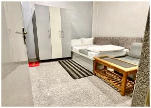 Postel nebo postele na pokoji v ubytování Hotel PRAKASH GUEST HOUSE ! Varanasi - Providing Air conditioned Hotel and Well Decorated Rooms with Wi-Fi Facility - Near Kashi Vishwanath Temple Varanasi - BEST HOTEL IN VARANASI