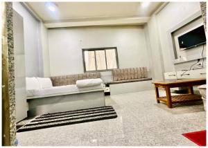 TV a/nebo společenská místnost v ubytování Hotel PRAKASH GUEST HOUSE ! Varanasi - Providing Air conditioned Hotel and Well Decorated Rooms with Wi-Fi Facility - Near Kashi Vishwanath Temple Varanasi - BEST HOTEL IN VARANASI