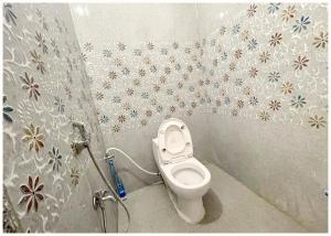 Koupelna v ubytování Hotel PRAKASH GUEST HOUSE ! Varanasi - Providing Air conditioned Hotel and Well Decorated Rooms with Wi-Fi Facility - Near Kashi Vishwanath Temple Varanasi - BEST HOTEL IN VARANASI