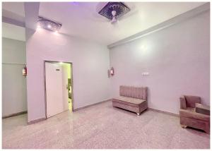 Posezení v ubytování Hotel PRAKASH GUEST HOUSE ! Varanasi - Providing Air conditioned Hotel and Well Decorated Rooms with Wi-Fi Facility - Near Kashi Vishwanath Temple Varanasi - BEST HOTEL IN VARANASI