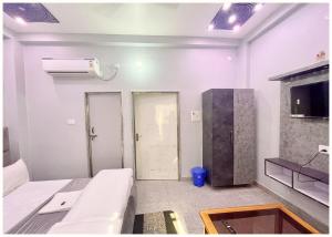 TV a/nebo společenská místnost v ubytování Hotel PRAKASH GUEST HOUSE ! Varanasi - Providing Air conditioned Hotel and Well Decorated Rooms with Wi-Fi Facility - Near Kashi Vishwanath Temple Varanasi - BEST HOTEL IN VARANASI