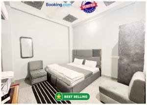 Postel nebo postele na pokoji v ubytování Hotel PRAKASH GUEST HOUSE ! Varanasi - Providing Air conditioned Hotel and Well Decorated Rooms with Wi-Fi Facility - Near Kashi Vishwanath Temple Varanasi - BEST HOTEL IN VARANASI