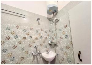 Koupelna v ubytování Hotel PRAKASH GUEST HOUSE ! Varanasi - Providing Air conditioned Hotel and Well Decorated Rooms with Wi-Fi Facility - Near Kashi Vishwanath Temple Varanasi - BEST HOTEL IN VARANASI