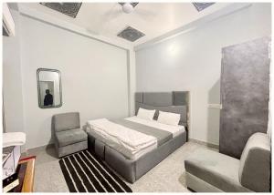 Postel nebo postele na pokoji v ubytování Hotel PRAKASH GUEST HOUSE ! Varanasi - Providing Air conditioned Hotel and Well Decorated Rooms with Wi-Fi Facility - Near Kashi Vishwanath Temple Varanasi - BEST HOTEL IN VARANASI