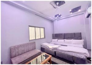 Postel nebo postele na pokoji v ubytování Hotel PRAKASH GUEST HOUSE ! Varanasi - Providing Air conditioned Hotel and Well Decorated Rooms with Wi-Fi Facility - Near Kashi Vishwanath Temple Varanasi - BEST HOTEL IN VARANASI