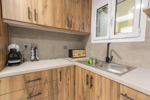 Кухня или мини-кухня в Socrates Terraced House
 +44 фотографии