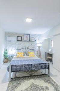 Кровать или кровати в номере Socrates Terraced House