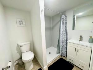 Koupelna v ubytování Comfortable Family Getaway + 13 fotografií