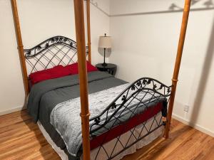 Postel nebo postele na pokoji v ubytování Comfortable Family Getaway