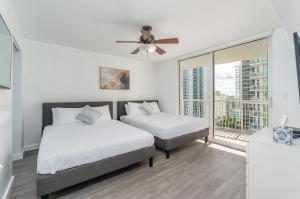 una camera da letto con due letti e una grande finestra di 2bedroom ocean views brickell free parking a Miami Altre 28 foto
