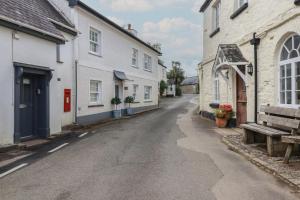 una calle vacía en una ciudad con edificios blancos en Trelan, en St Austell
