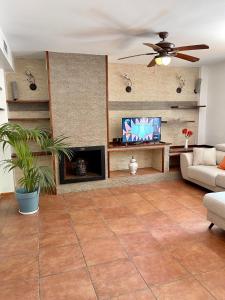 Televisyen dan/atau pusat hiburan di CASA en CAMBRILS +52 gambar