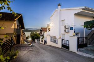 an empty street in a town with buildings at Sydney Apartment in Bilice +43 photos