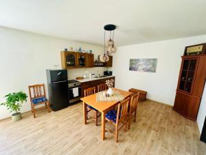 Kuchyňa alebo kuchynka v ubytovaní Dolpo 55