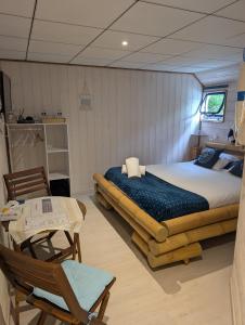 Postel nebo postele na pokoji v ubytování péniche Ino Lefkothea II chambre d'hôtes