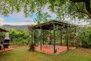 Nespecifikovaný výhled na hory nebo výhled na hory při pohledu z vily