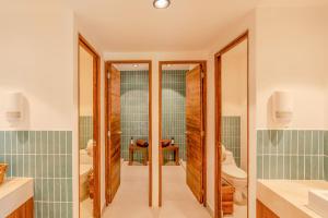 Ванная комната в Mayan Monkey Isla Mujeres - Social Hotel