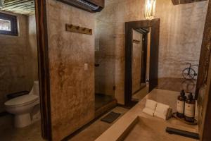 Ванная комната в Mayan Monkey Isla Mujeres - Social Hotel