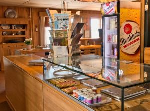 a bakery with a display case with food at Høvringen Høgfjellshotell in Høvringen