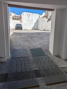 una puerta abierta a un estacionamiento con coche en Patio Cuarenta Bajo, en Algeciras