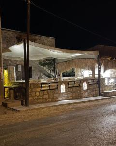 un edificio con una tenda bianca sul lato di una strada di Moray pansiyon a Bademli