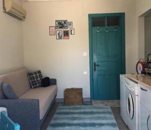 un soggiorno con divano e porta blu di Moray pansiyon a Bademli