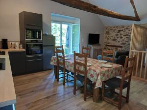 a kitchen and dining room with a table and chairs at Le sécadou in Montirat