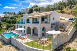 Πισίνα στο ή κοντά στο Villa Aurora Kerasia by Villa Plus