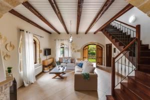 Χώρος καθιστικού στο Villa Areti by Villa Plus