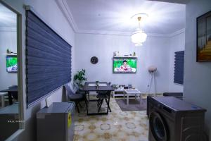 Φωτογραφία από το άλμπουμ του Cozy Luxury - East Legon Apt - WiFi, Netflix & AC σε Accra