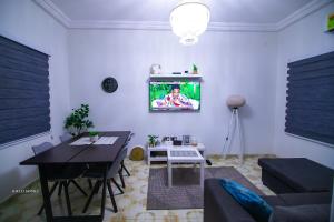 Φωτογραφία από το άλμπουμ του Cozy Luxury - East Legon Apt - WiFi, Netflix & AC σε Accra