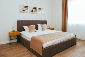 克卢日-纳波卡Central 28的卧室里有一张铺着木地板的大床