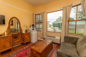 ein Wohnzimmer mit Sofa und großem Fenster in der Unterkunft Union Hotel in Benicia
