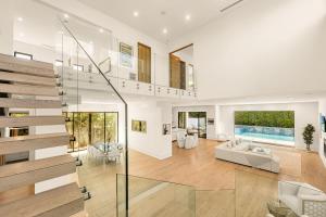ロサンゼルスにあるLuxurious Retreat - Modern House with Poolの広いリビングルーム(階段、ソファ付)