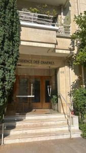 un edificio con l'ingresso all'ingresso di un grande magazzino di apart 94160 studio a Saint-Mandé