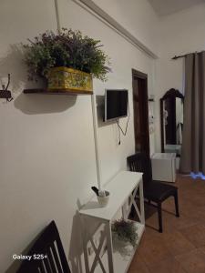 Una sala de estar con una mesa con una planta encima. en Nostra casa rooms, en Palermo 63 fotos más