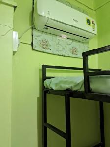 Rúm í herbergi á Homestay Dormitory