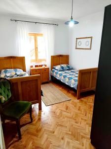 ein Zimmer mit 2 Betten und einem Stuhl darin in der Unterkunft Dalmatian Green Peak in Slime + 28 Fotos