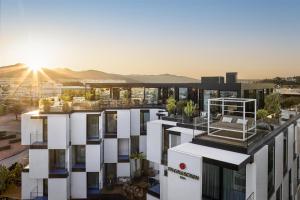 - une vue aérienne sur un bâtiment au coucher du soleil dans l'établissement NH Collection Ibiza, à Ibiza