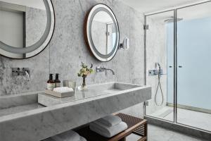 une salle de bain avec un grand lavabo et un miroir dans l'établissement NH Collection Ibiza, à Ibiza 37 autres photos